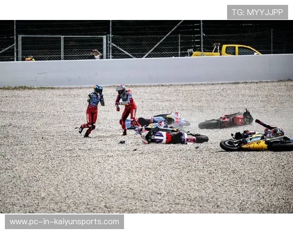 MotoGP战况惨烈，多车连环事故引红旗暂停