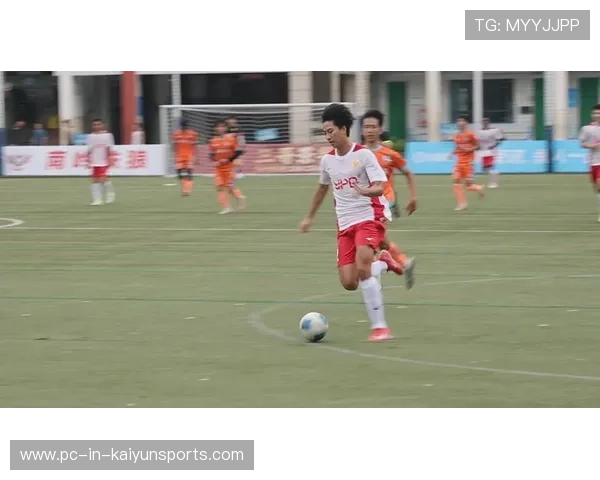 前锋背身接球一带一扭转局势射门得分，足球场上的精彩瞬间！